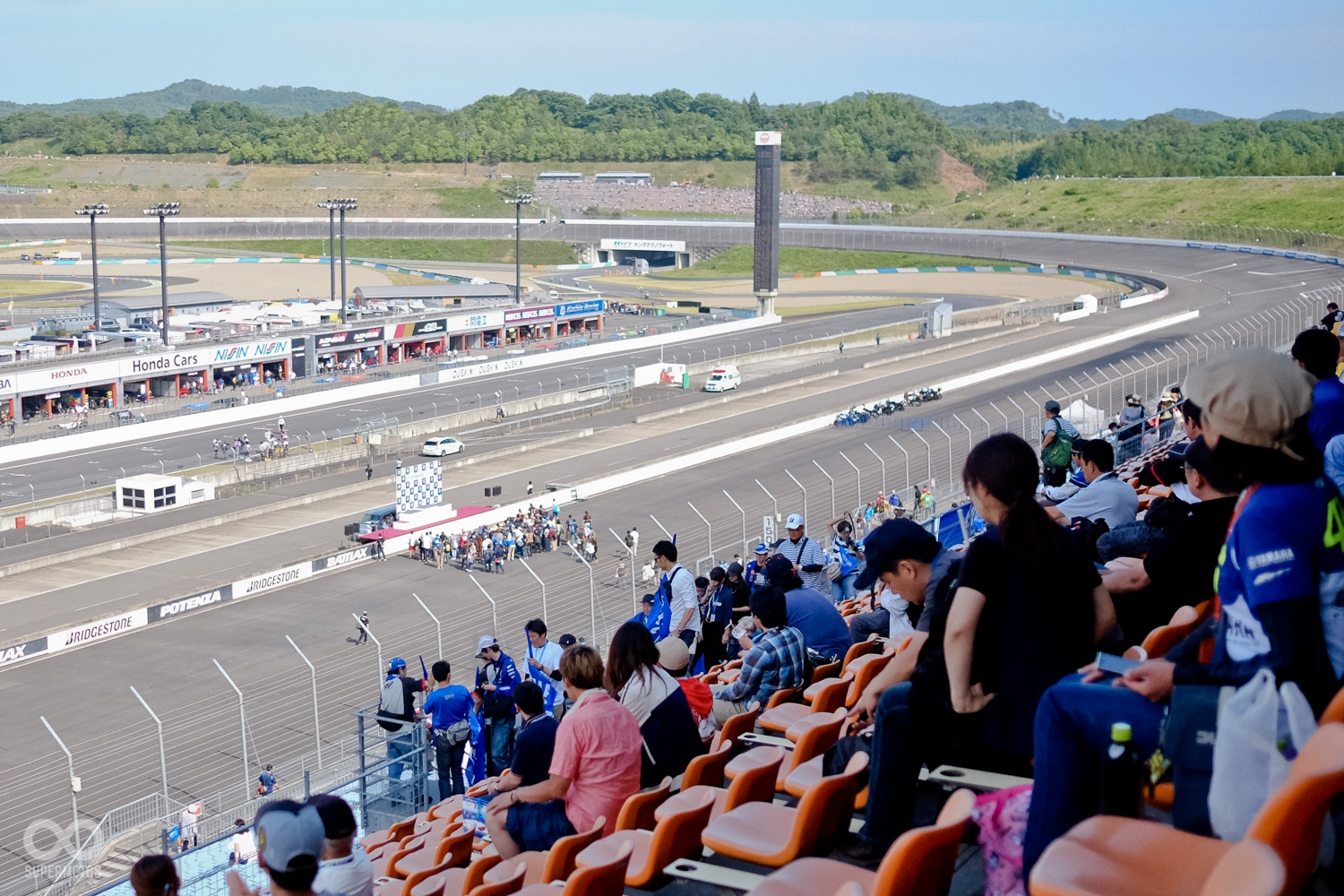 VIP 區仍有些空位，但一旁的自由席可是爆滿