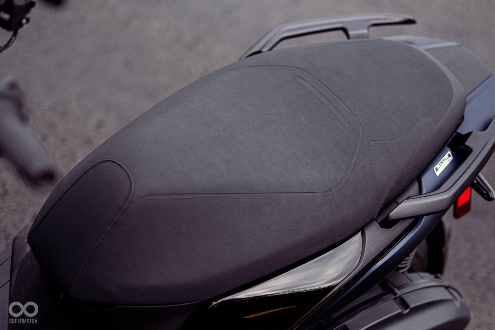 寬大的無段式坐墊設計，止滑效果不錯