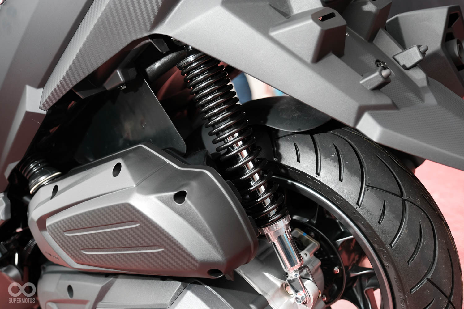 本次的避震採用獨特的雙迴路設計,搭配上五段預載可調,對於顛簸路面的震動能有效抑制,同時提供優異的支撐性