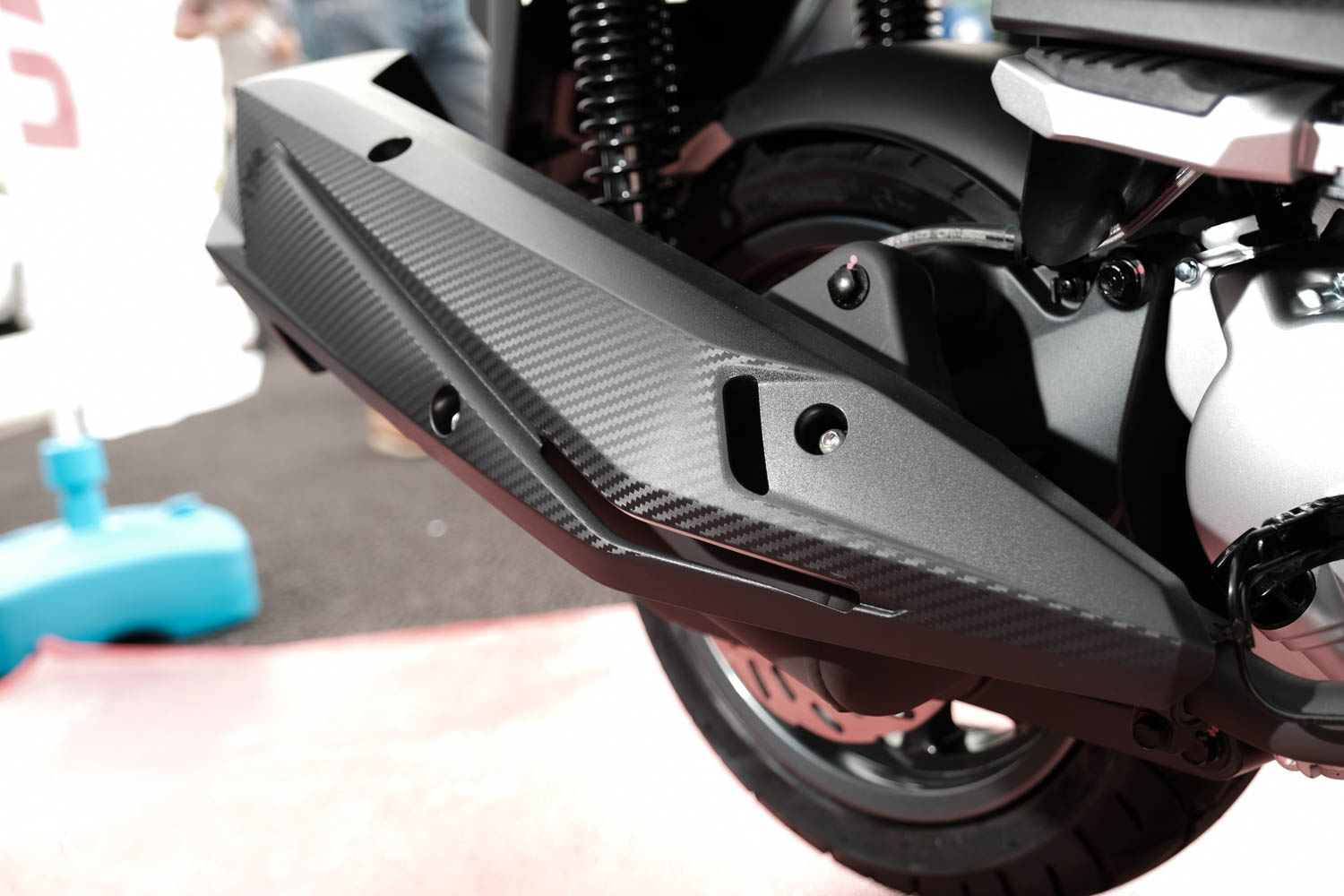 排氣管採全包覆設計,外觀呈現銳利的幾何切削,搭配上類碳纖壓花,質感與造型皆相當優異