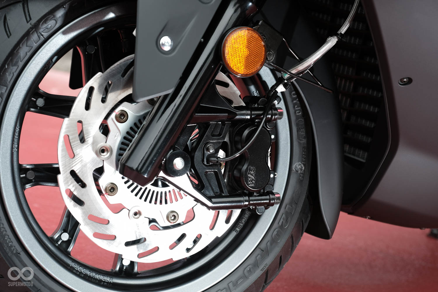 輻射卡鉗搭配260mm浮動式煞車碟,配備規格挑戰400/600級距車款