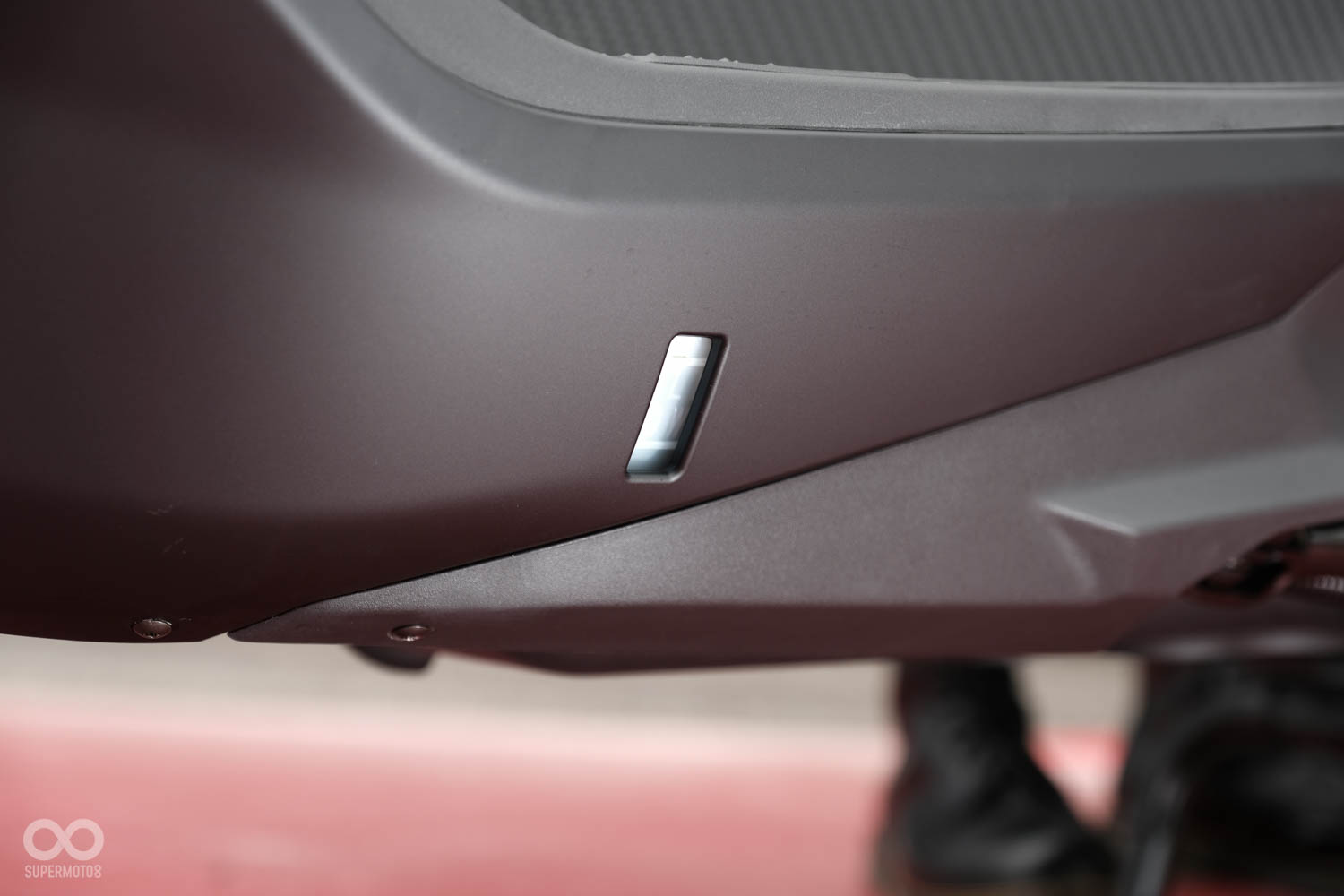 副水箱水位顯示在左側條前緣,在檢視上比較不方便