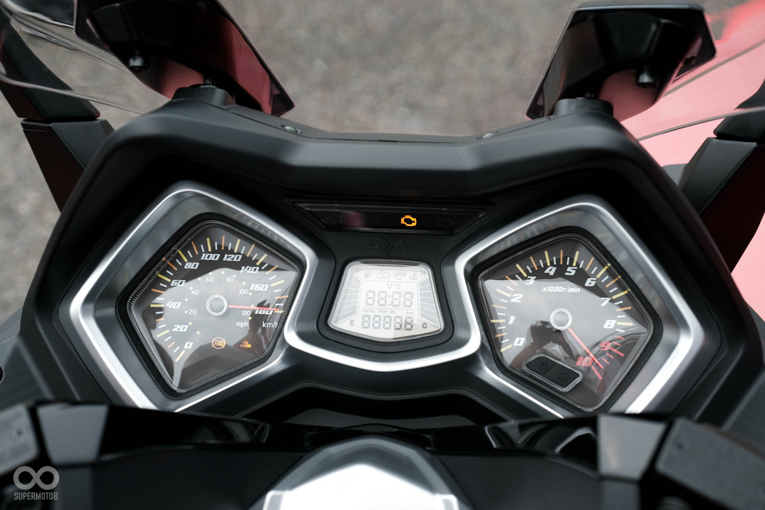 儀表板採三環式設計,資訊清晰明瞭質感出眾,可惜並沒有搭載當時於科隆展出時的那套車聯網系統