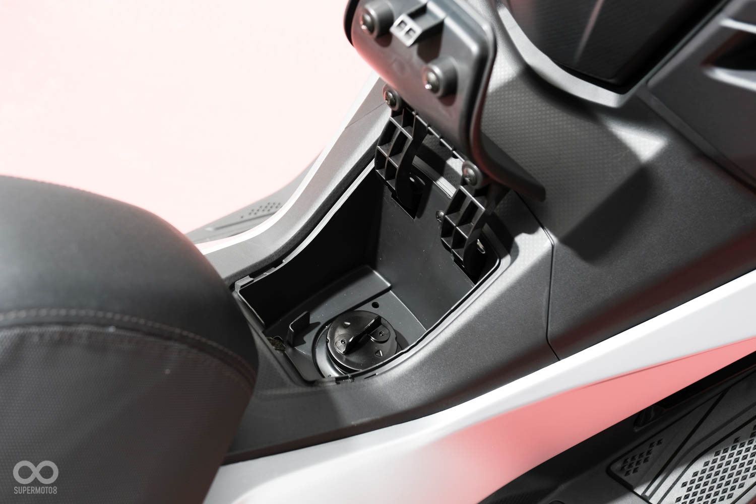 CRUiSYM 300油箱使用中控式鎖頭開啟,與傳統要使用鑰匙轉開的設計相比方便許多