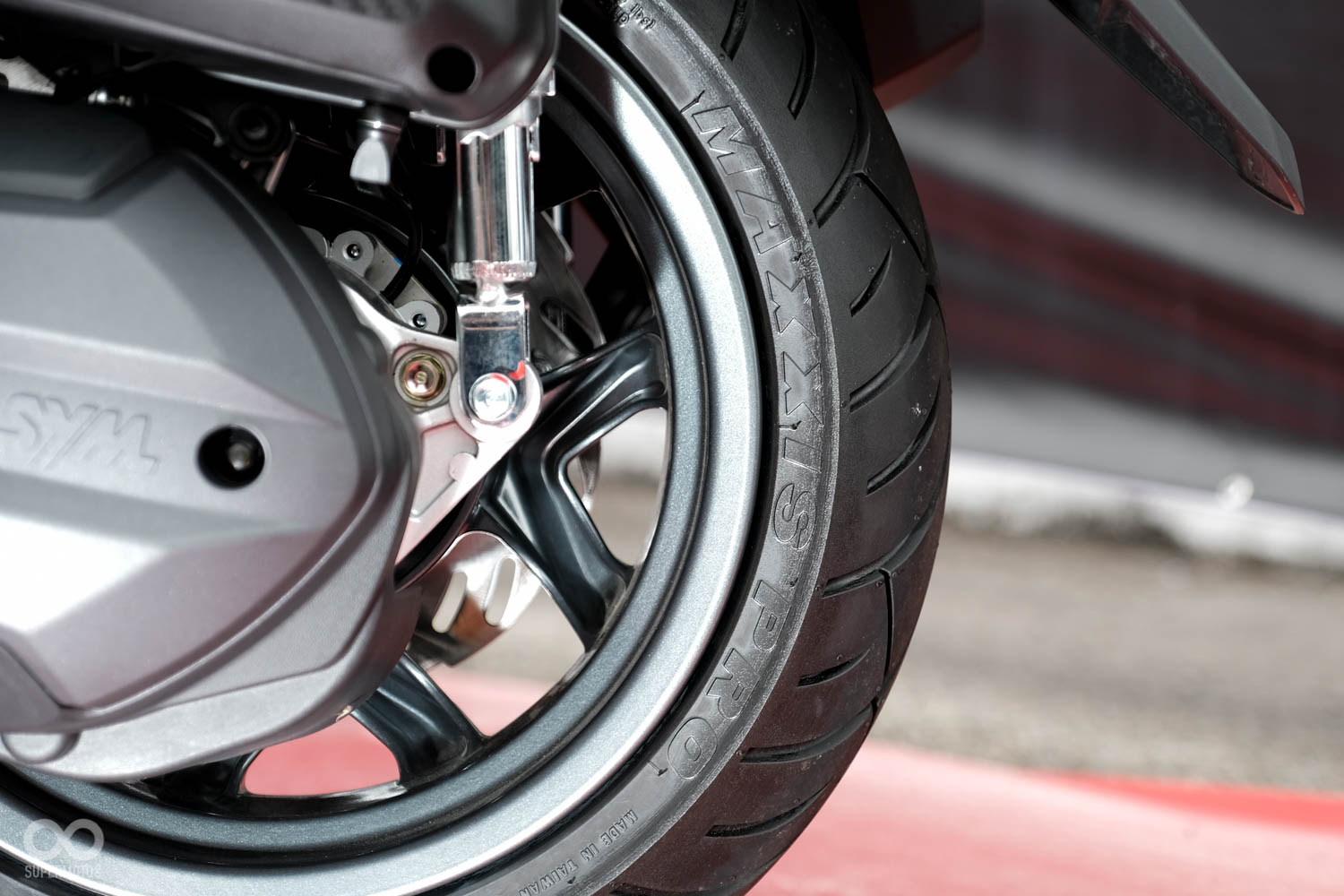 輪胎採用MAXXIS所提供的高剛性MA-PRO輪胎,在操駕時能提供充足的支撐力道