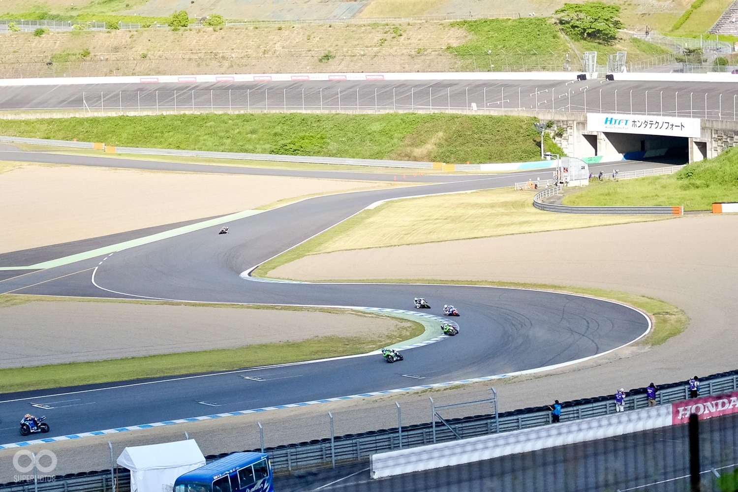 JSB1000賽況，當天比賽在最後一圈大翻盤，第一名的中須賀克行選手不慎在最後一個彎中撞上慢車轉倒，回到賽道上以九名收場，相當可惜