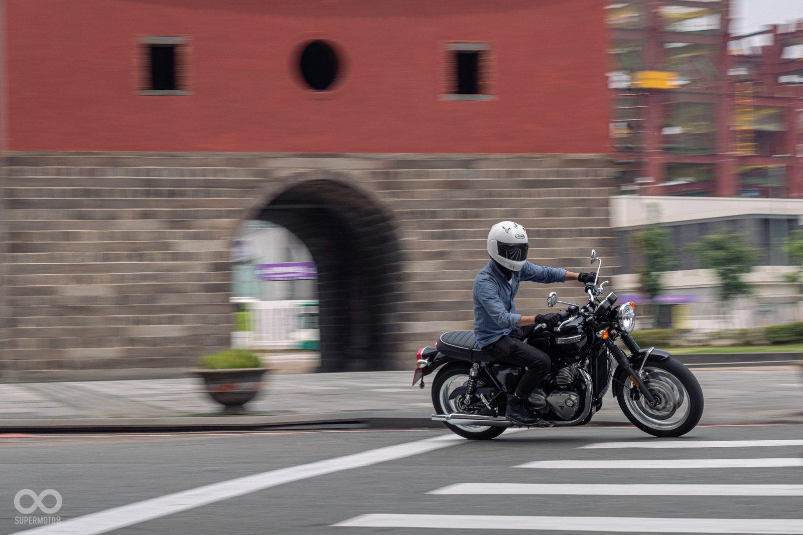 當你需要一點速度來超車時，Bonneville T120飽滿的扭力，也能給到相當迅捷的加速體驗