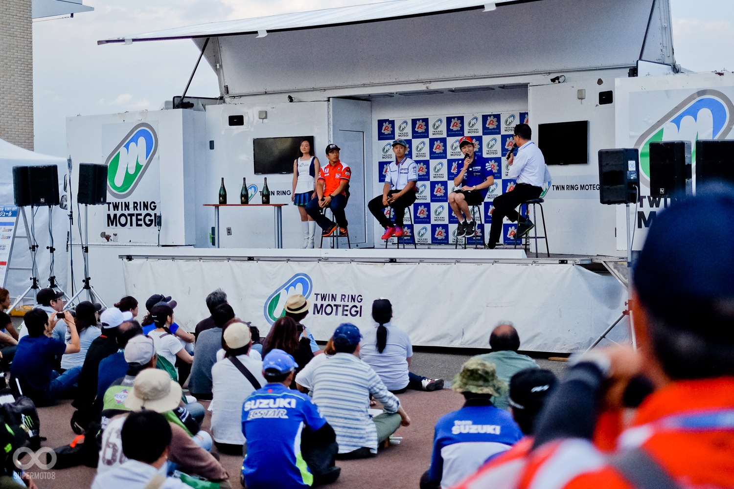 賽後車手會在場外與主持人進行公開訪談，觀賞的民眾也非常多，氣氛相當親切