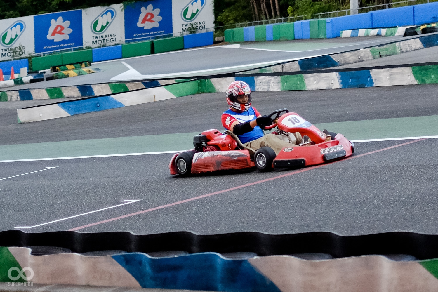 團員趁空檔跑來玩Go Kart，據說車況都非常好