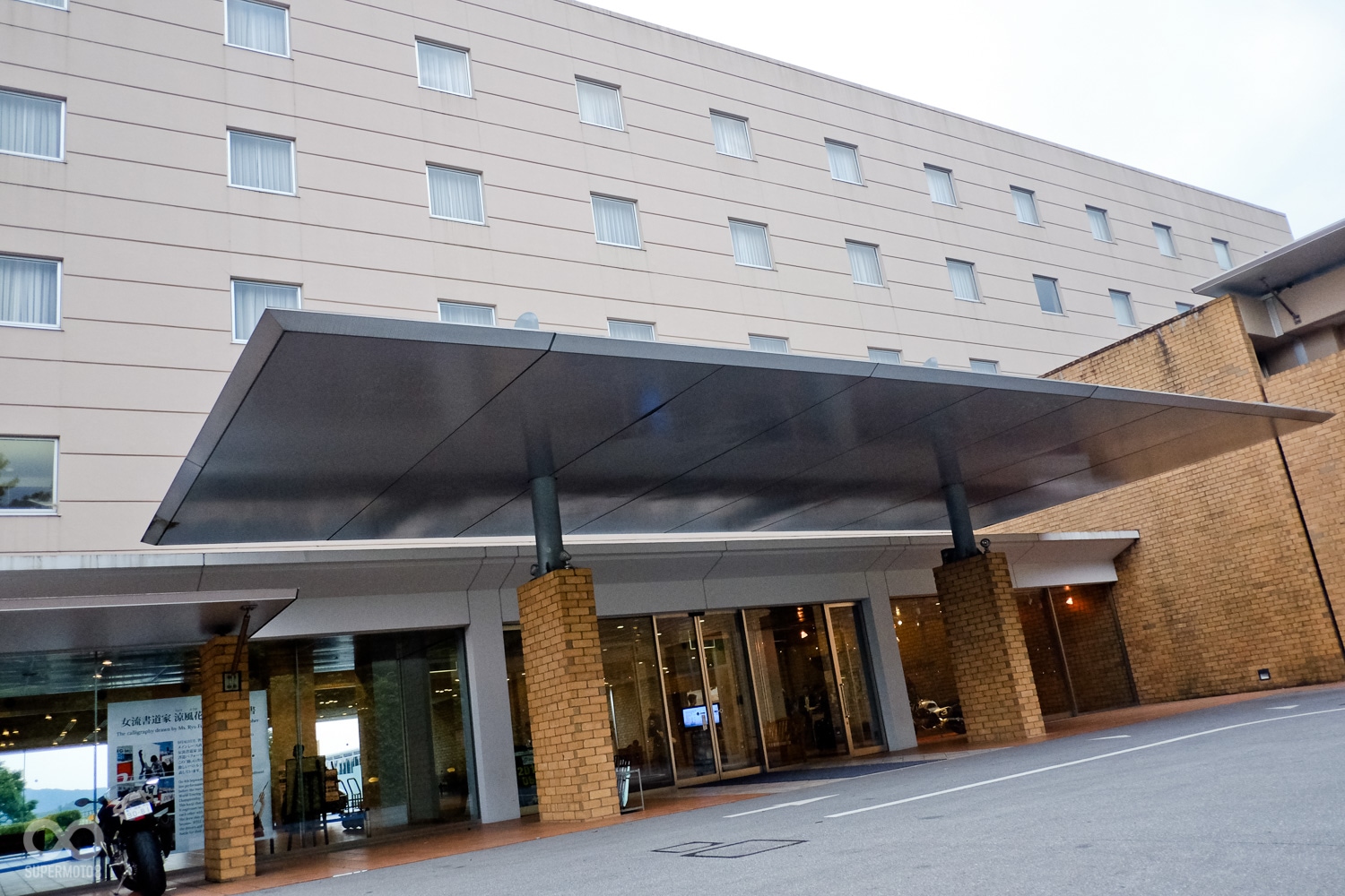 首日課程結束後的住宿同樣是場內的Hotel Twin Ring,簡單外觀之下卻藏著一股賽車味