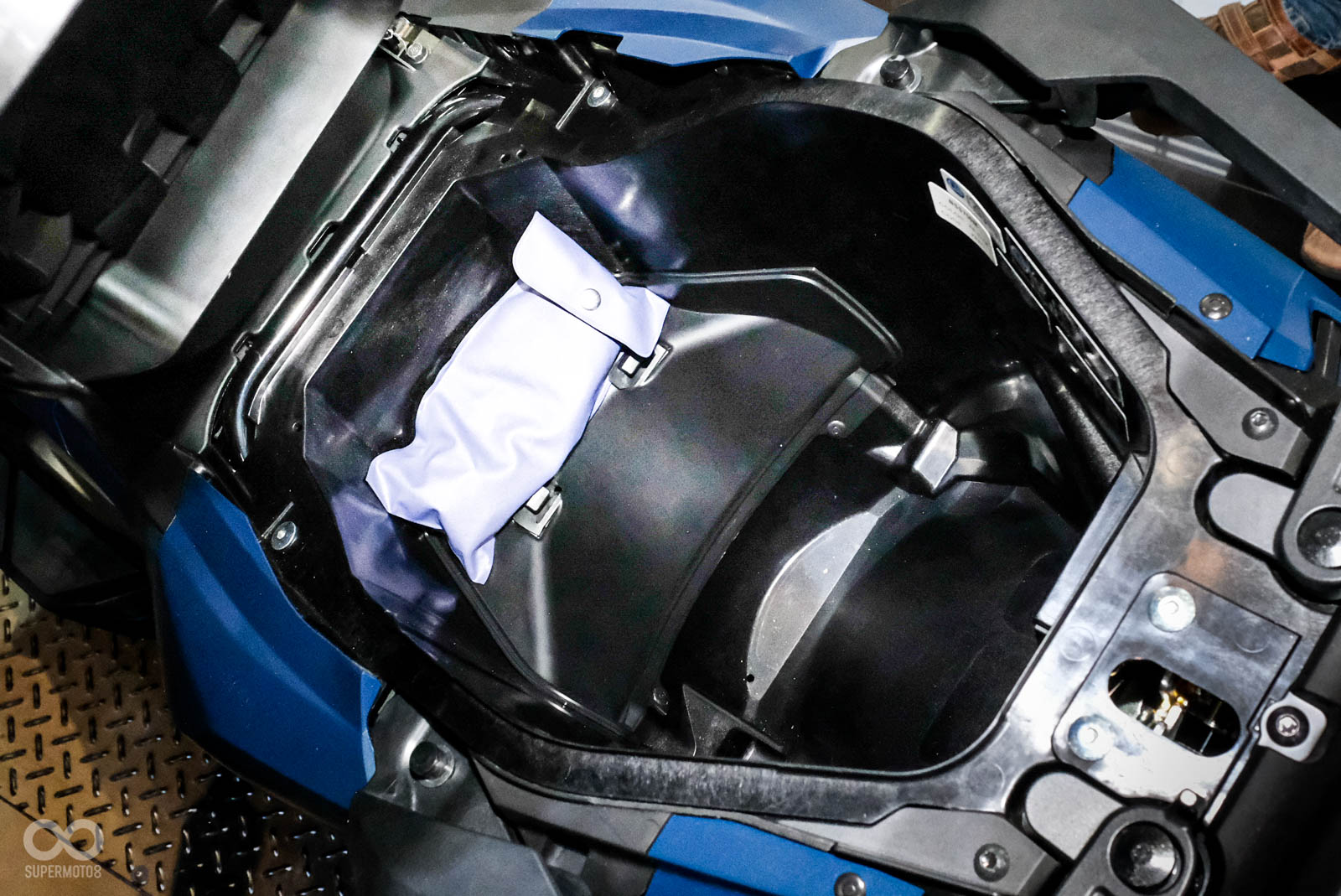 FORZA 750車廂空間頗深,另外前方還有手套箱