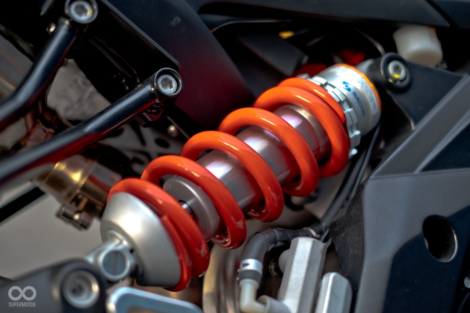 後懸吊使用Sachs的避震器,具備預載與回彈阻尼可調功能