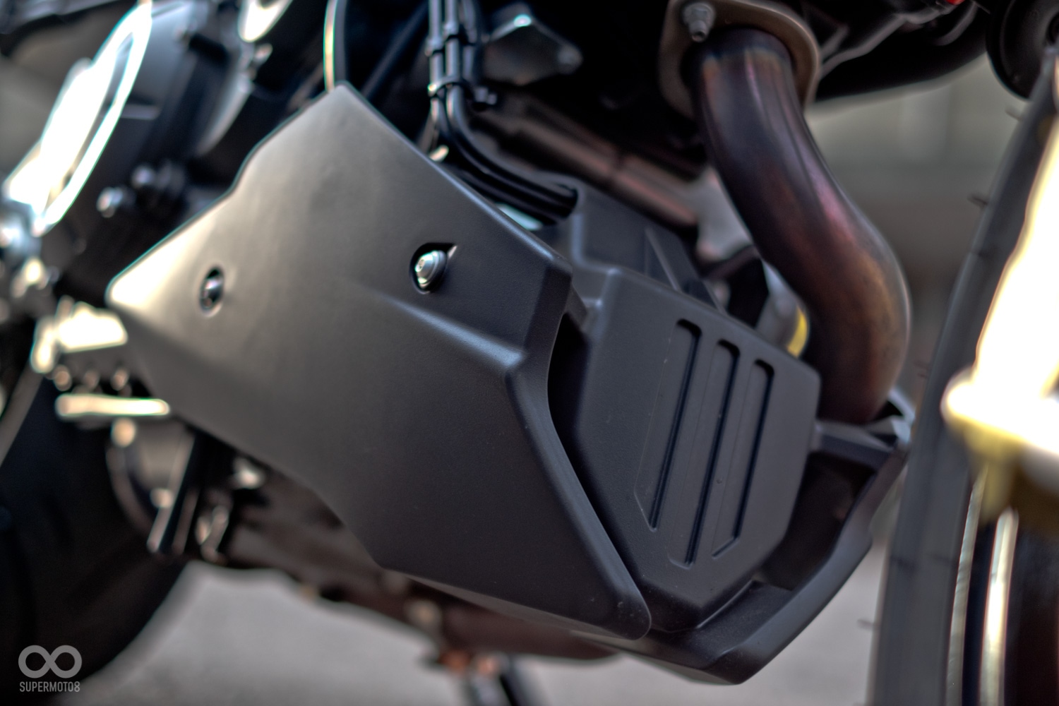 機械感強烈的下導流巧妙地撐起前端造型,讓整體更為飽滿