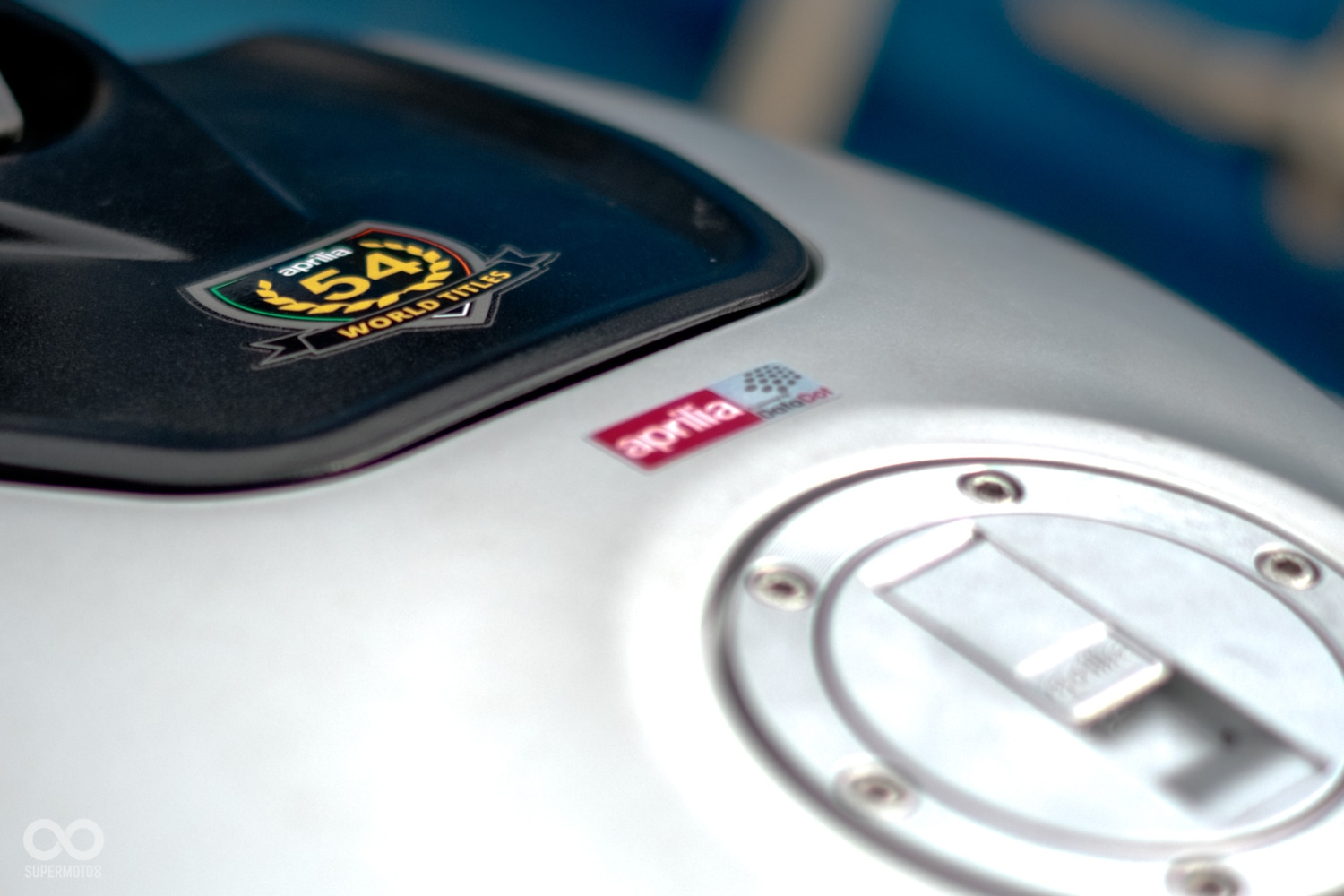 油箱上的貼紙訴說著APRILIA家族光榮的奪冠紀錄