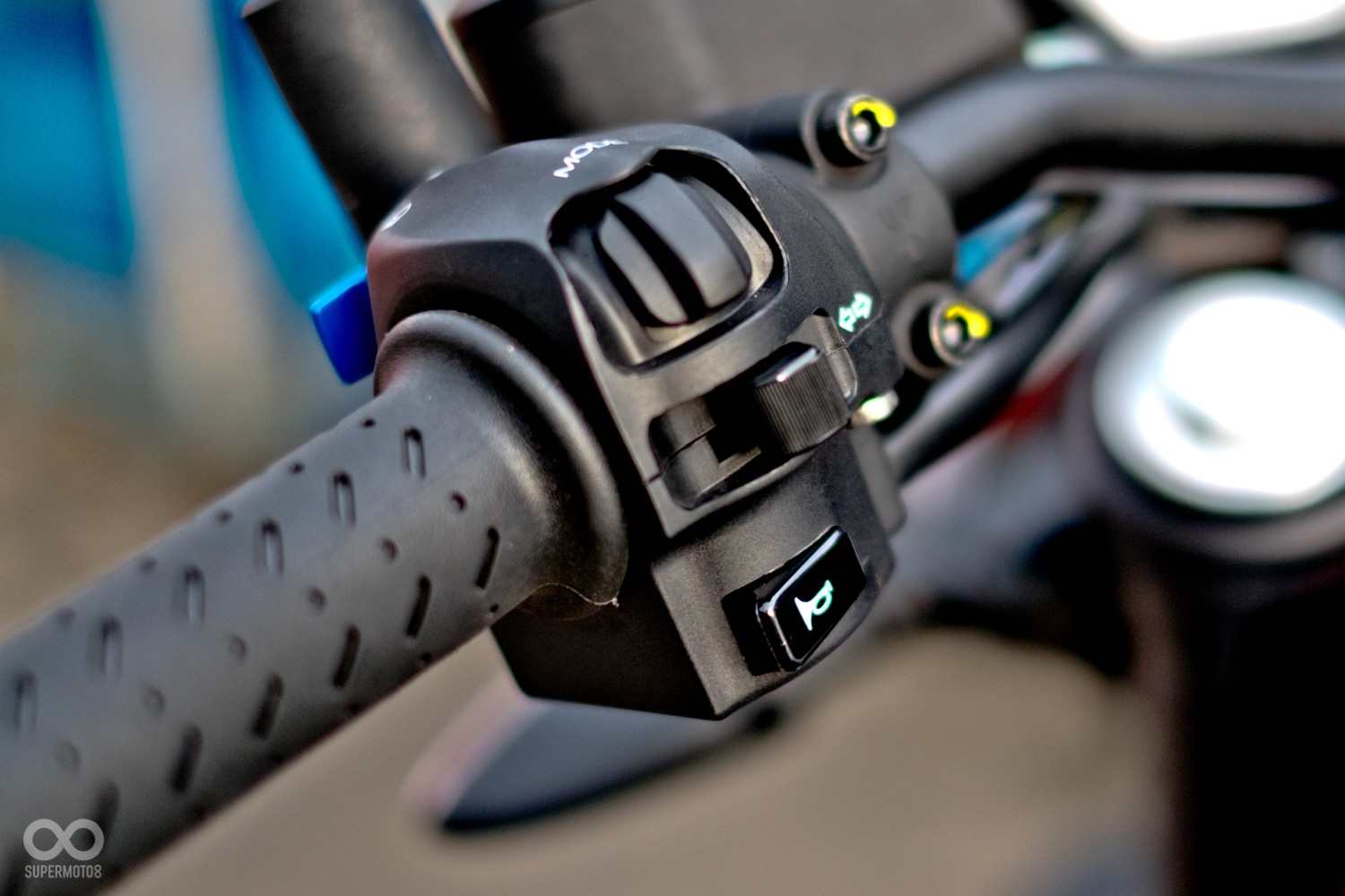 按鍵配置維持一貫傳統,左側的MODE鍵包辦了多數的功能,動力模式的調整則是使用引擎啟動鈕作切換