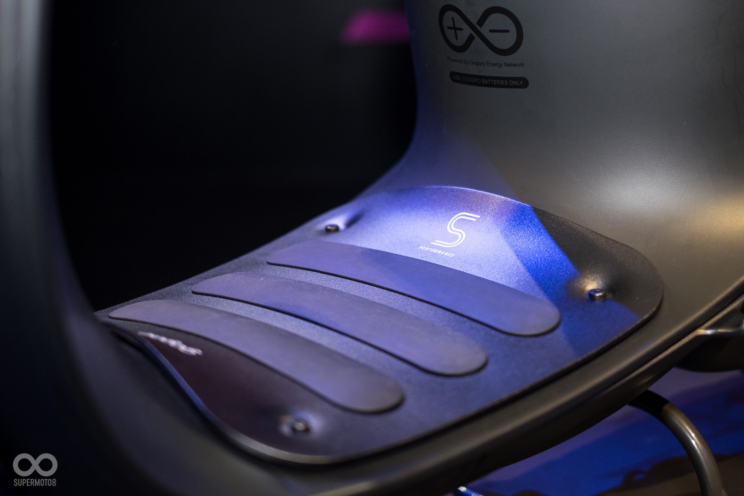 Gogoro S無需另外選購即標配專屬金屬踏墊