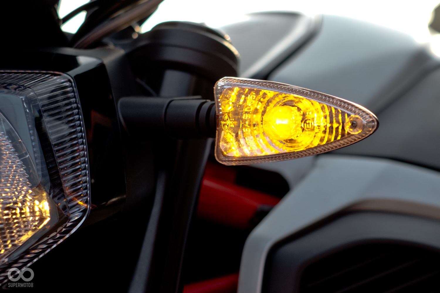 大燈採用上下分層的設計,兩側則是日行燈,方向燈位於大燈兩側,使用的是傳統燈泡