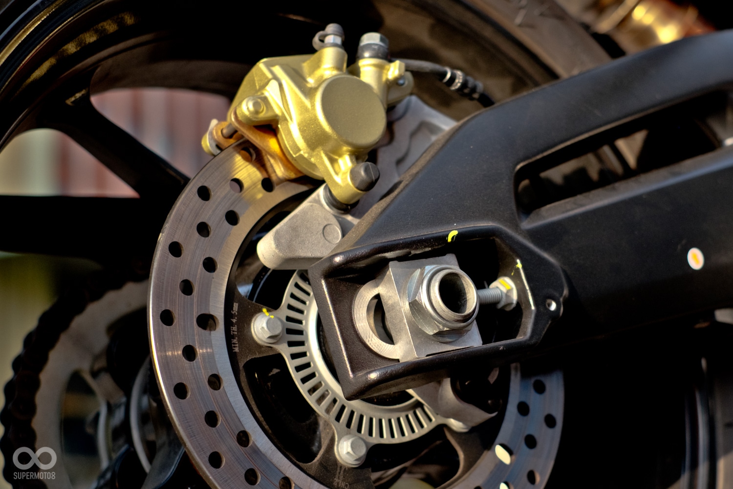 後制動以240mm固定碟搭配單活塞卡鉗,後搖臂也從先前的金屬色改成了與車台相同的霧黑處理