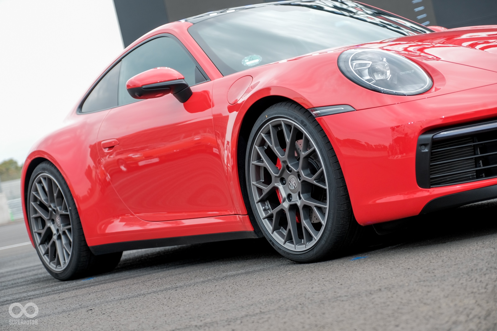 門把為電動彈出，帶來優異的風阻表現