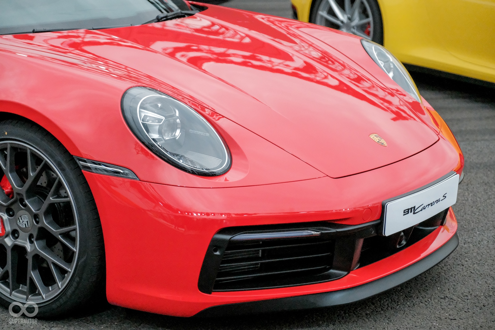 全新的矩陣式LED頭燈配上加大的下氣霸，是992世代相當好的辨別方式