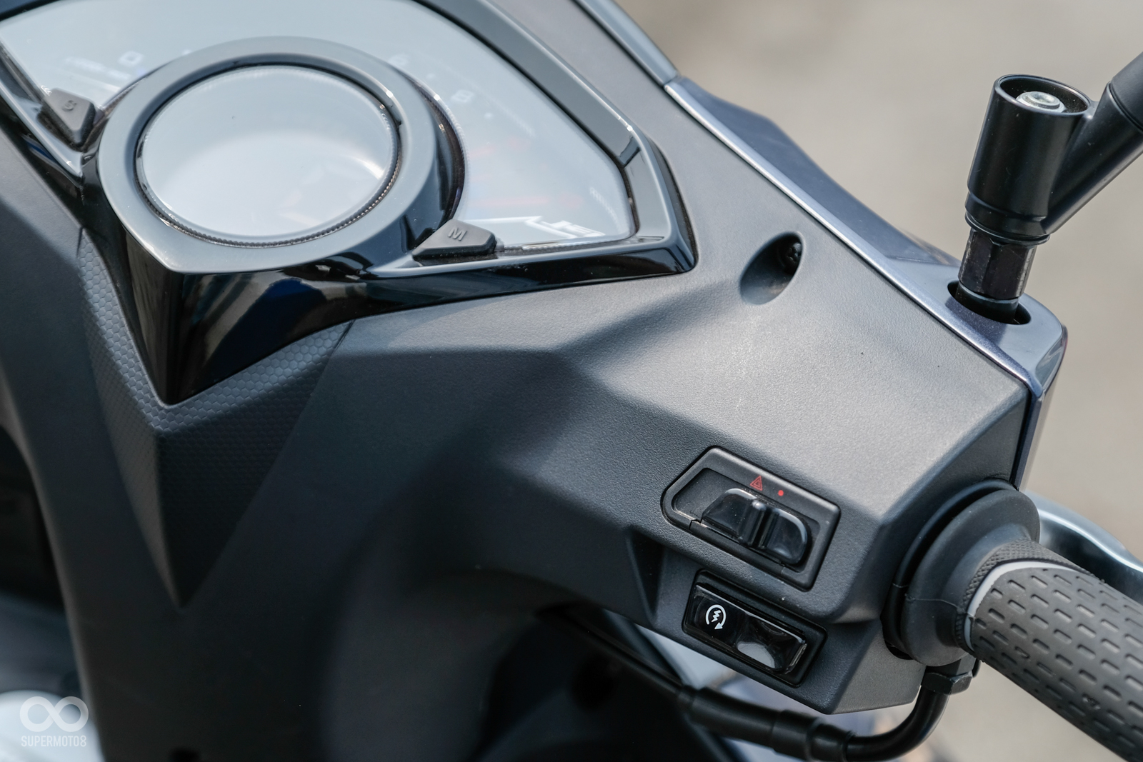 SYM JET SR前方配有QC 3.0充電孔，還有雙黃警示燈