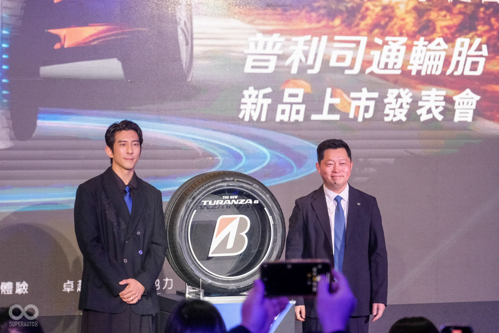 台灣普利司通總經理楊哲 (左) 與知名藝人修杰楷 (右) 合影揭幕發表 TURANZA 6 高性  能輪胎
