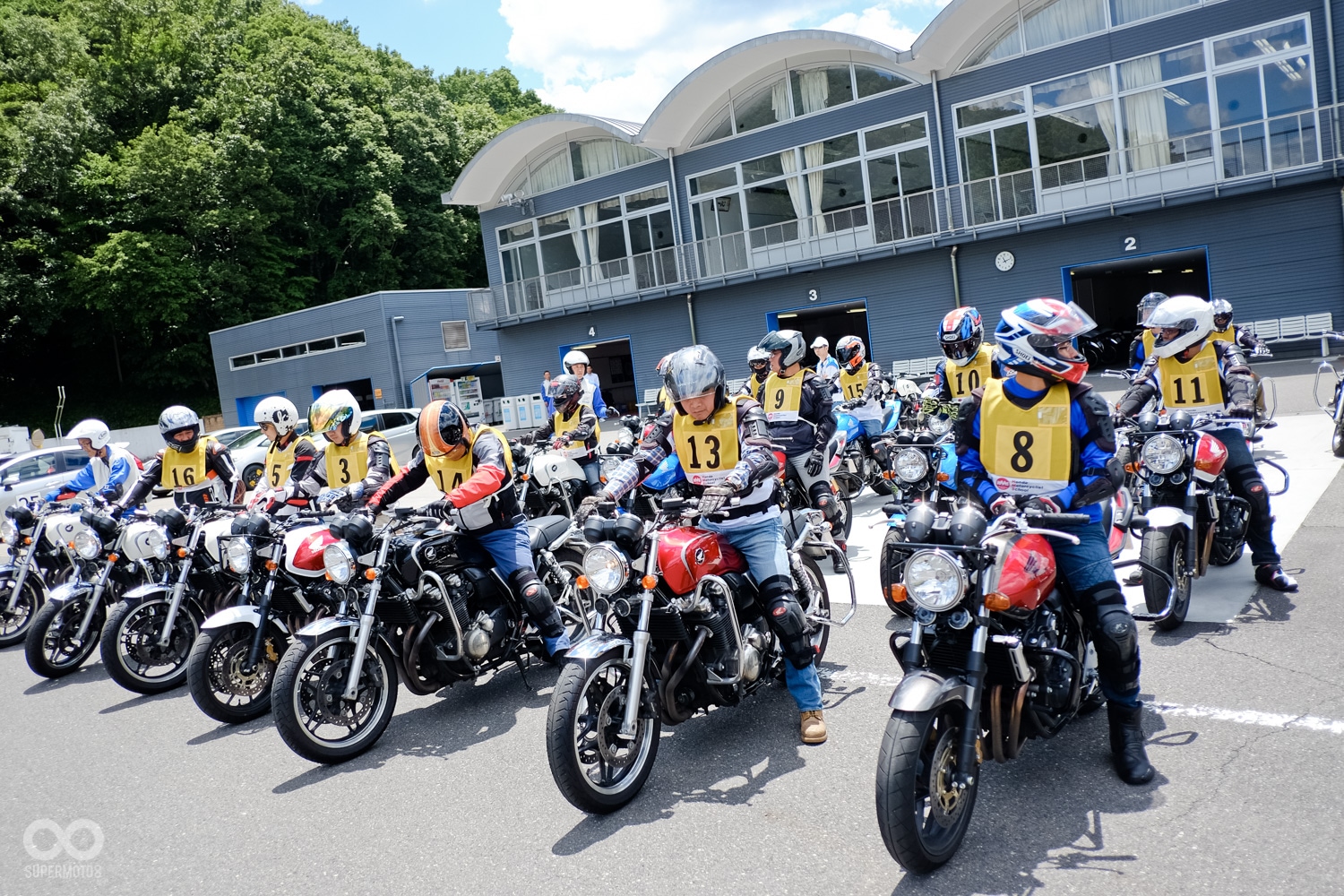 作完操後將由教練帶領,先行在場中熟悉車輛特性,也就是慣熟行走