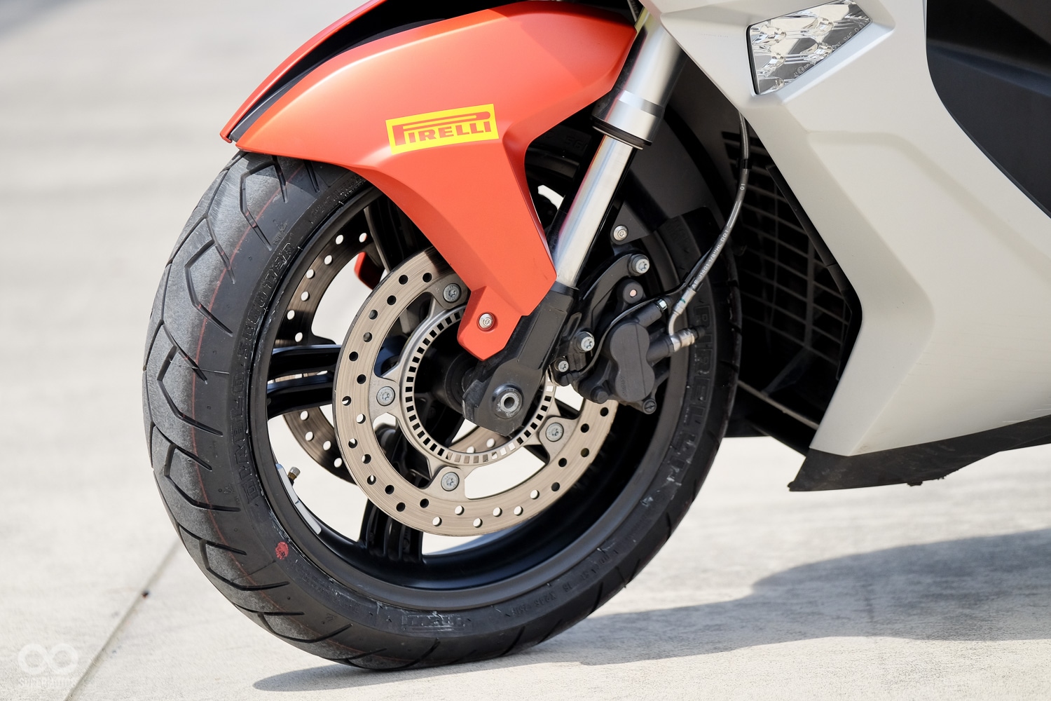 由於外觀差異並不明顯，倍耐力特別在SC版的胎面上標記兩道紅線，以利分辨