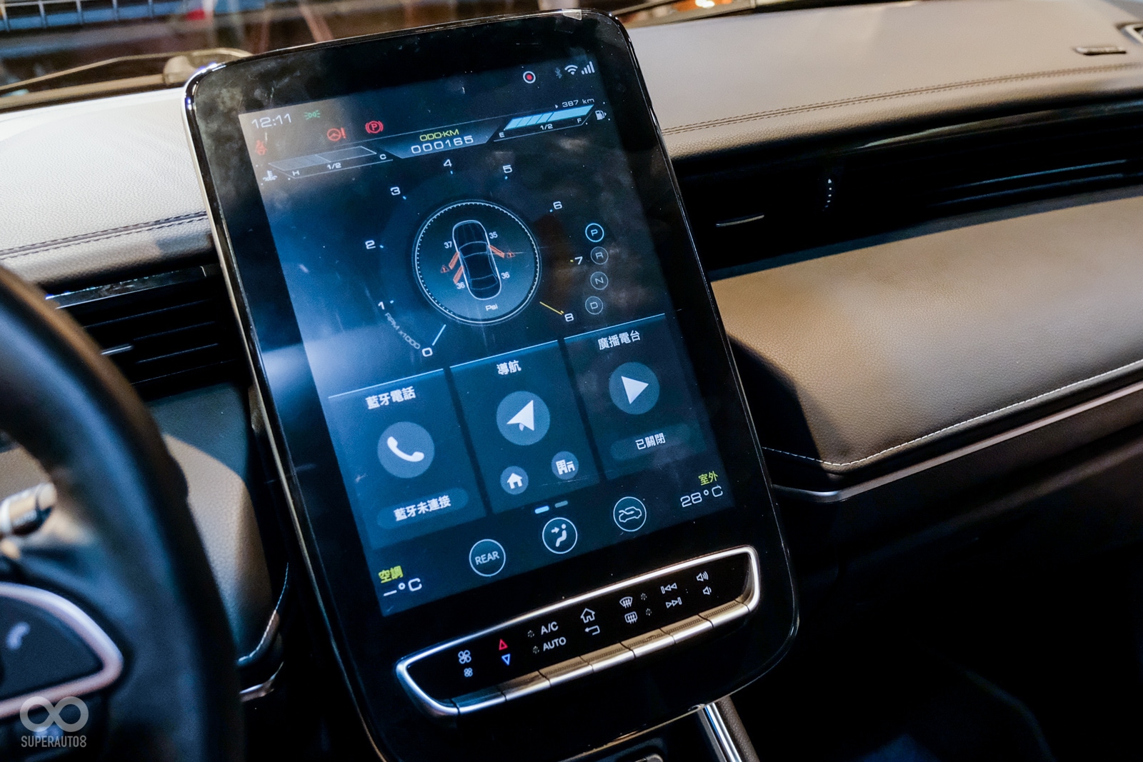 URX取消傳統儀表,改以中央的12吋螢幕與抬頭顯示器取代