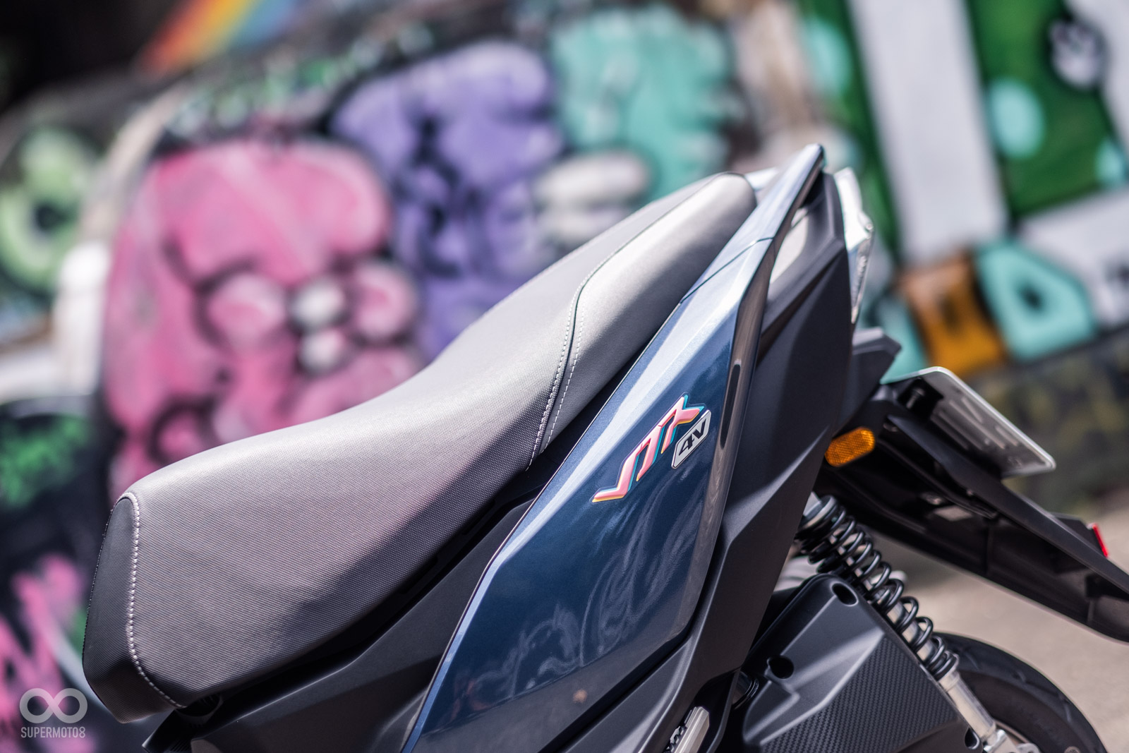 車身側面使用烤漆配膠殼跳色,側殼上有NEW VJR 125 TCS車名字樣