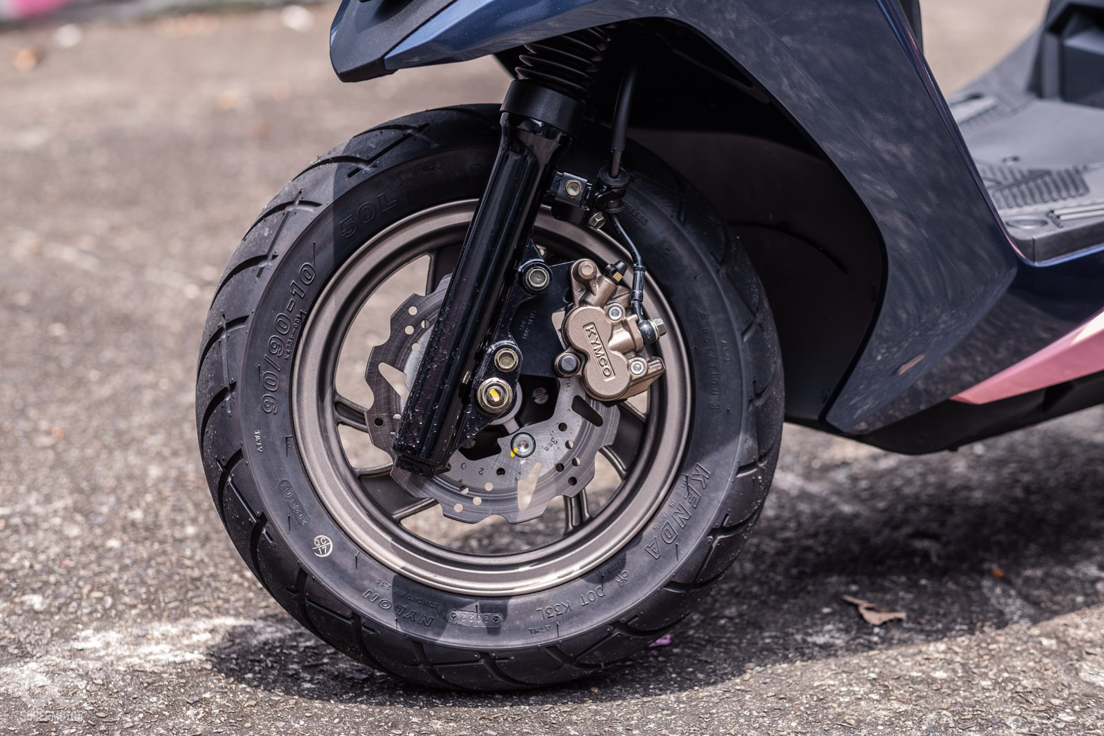 前煞車為雙活塞卡鉗配180MM浪花碟