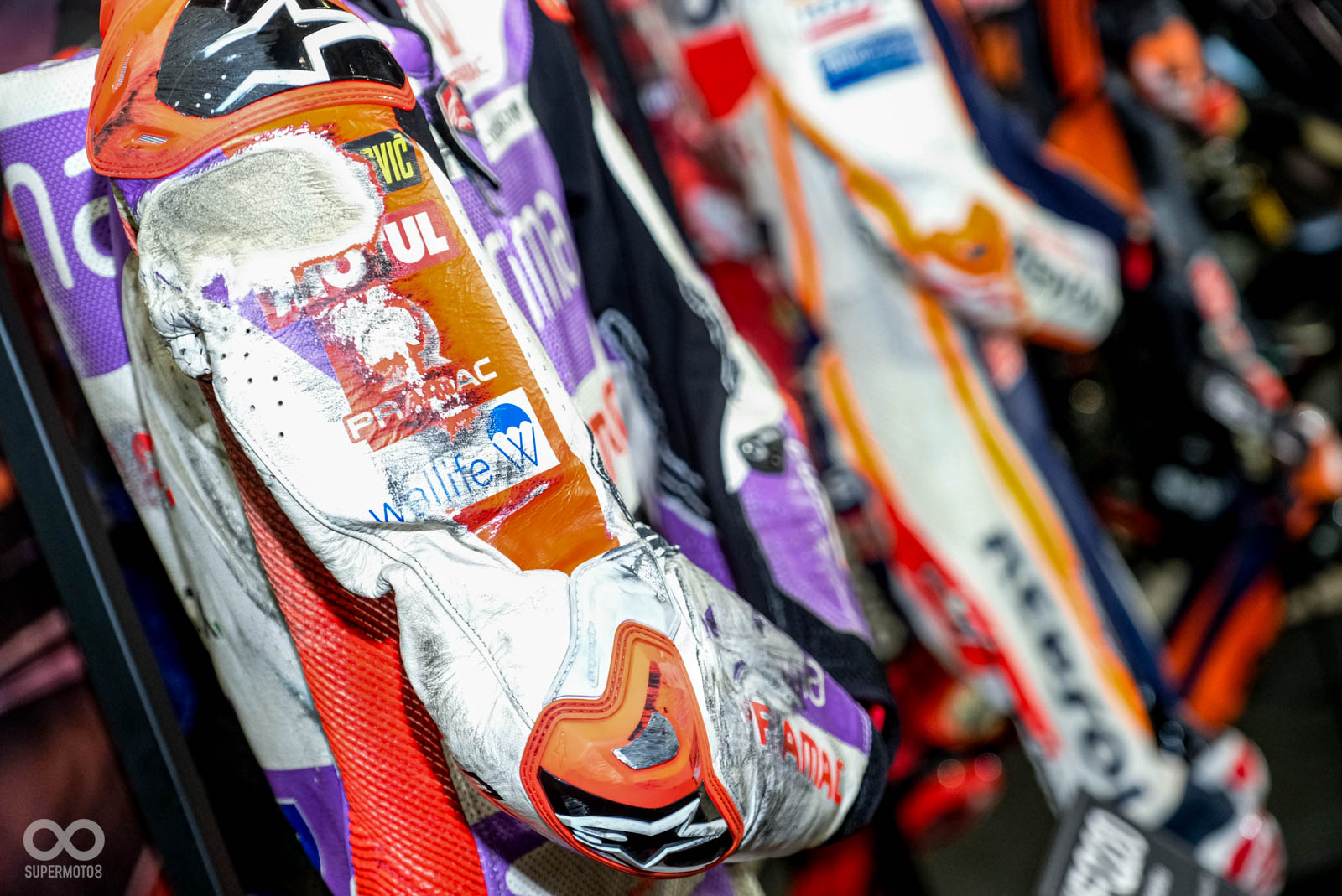 現場也展示Jorge Martin、Marc Marquez等多位車手的戰損版皮衣