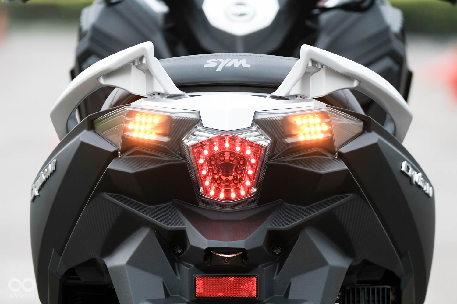 尾燈同樣採全LED燈具設計,亮度充足夜,大幅提高夜間辨識度