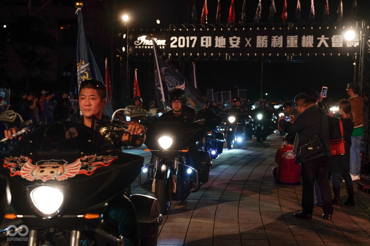 今年有近四百輛重機參與這場盛會，排列入場氣勢驚人