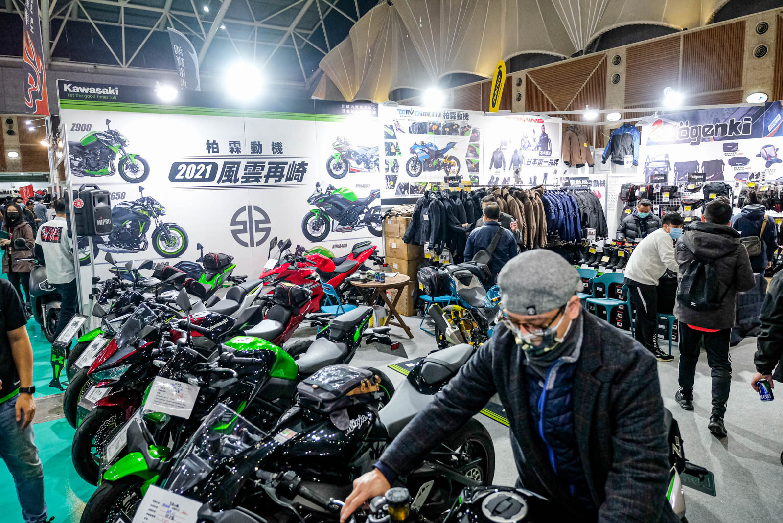 除了KOMINE等部品之外,現場也有KAWASAKI重機展示
