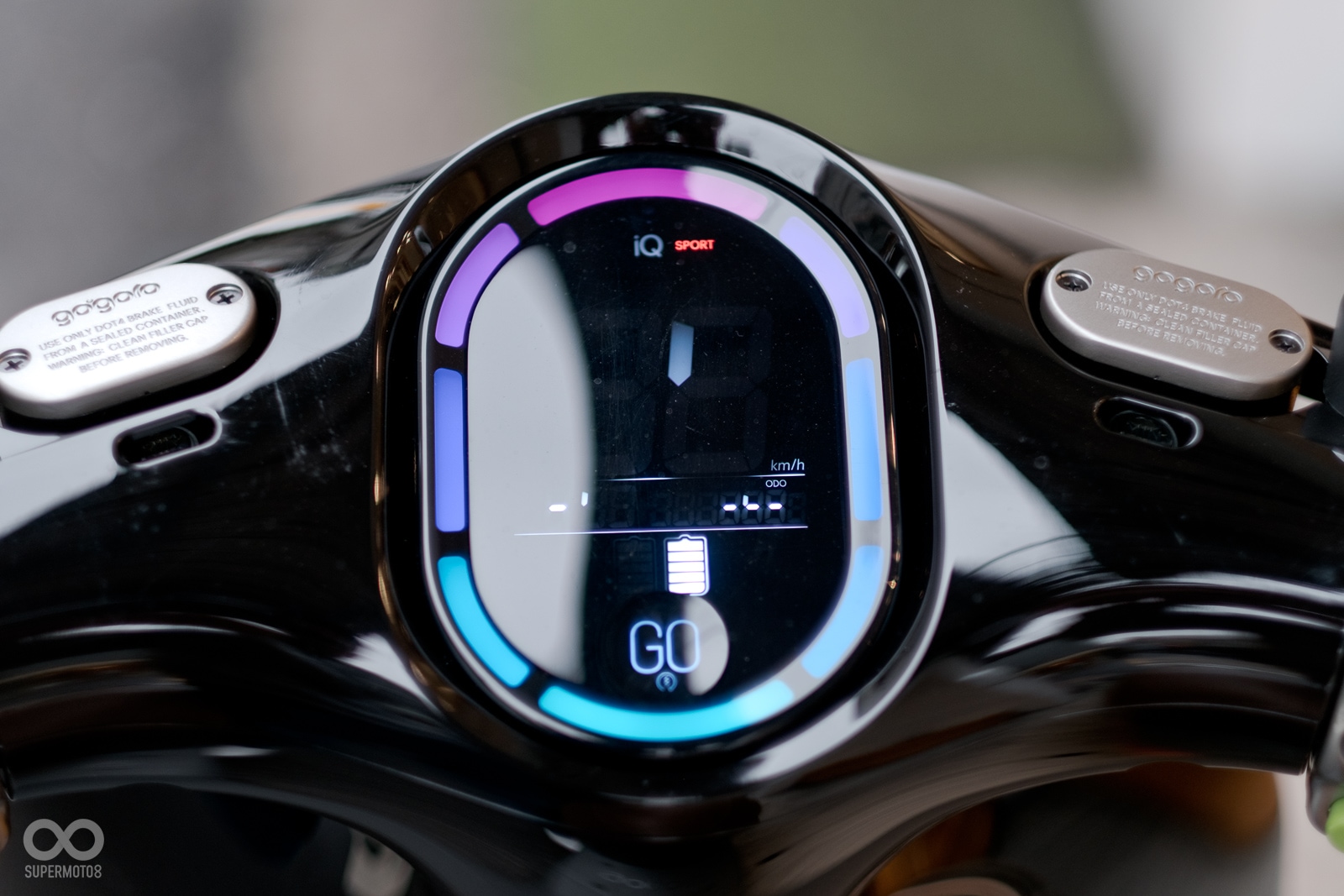 鮮豔的儀表依然亮眼,GOGORO 2 更直接將啟動鍵改為觸控按鈕,大幅提升車輛科技感