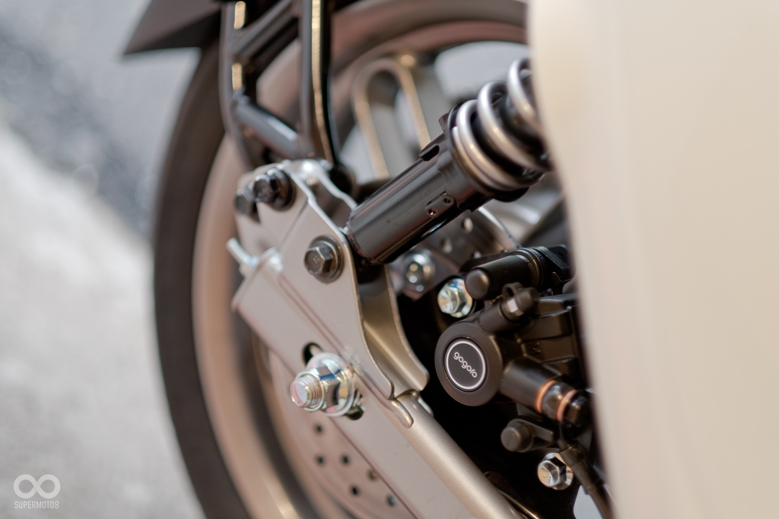 前叉、後搖臂施以鈦銀色烤漆提升質感,後避震桶身則是改以黑色烤漆處理