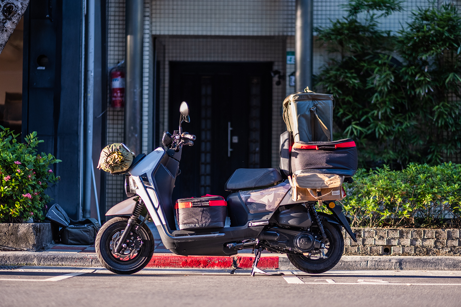 超寬敞的腳踏，放下大件物品也完全不是問題