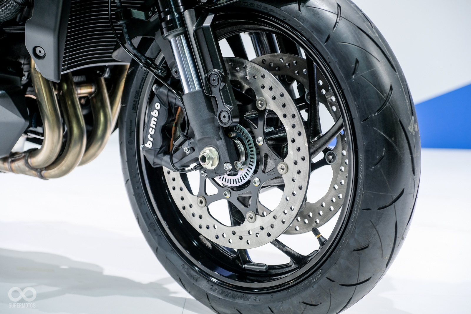 前輪使用了Brembo的輻射卡鉗