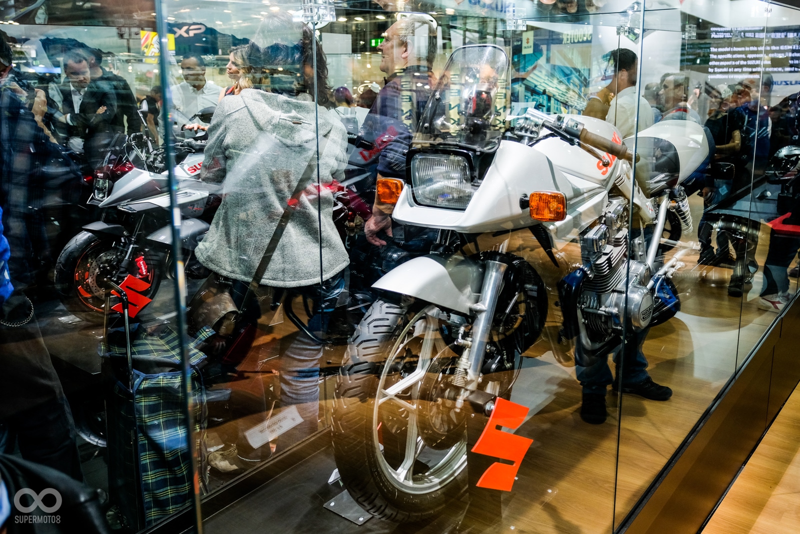 在米蘭車展的SUZUKI攤位上也展出了由1981 GSX1100E延伸而來的初代KATANA