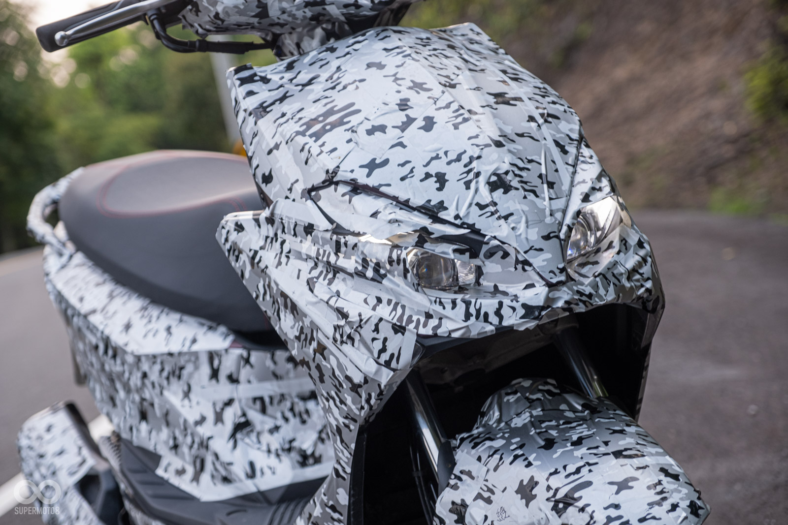 車頭採用雙燈設計，兩側大量層次疊加出肌肉感