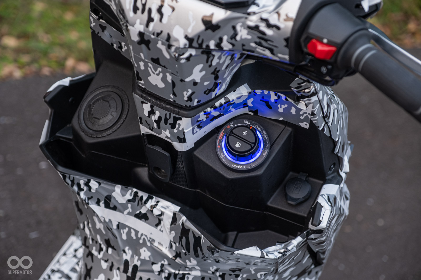 前手套箱空間優異，左右大面寬設計相當實用！右側具有USB-C充電插孔