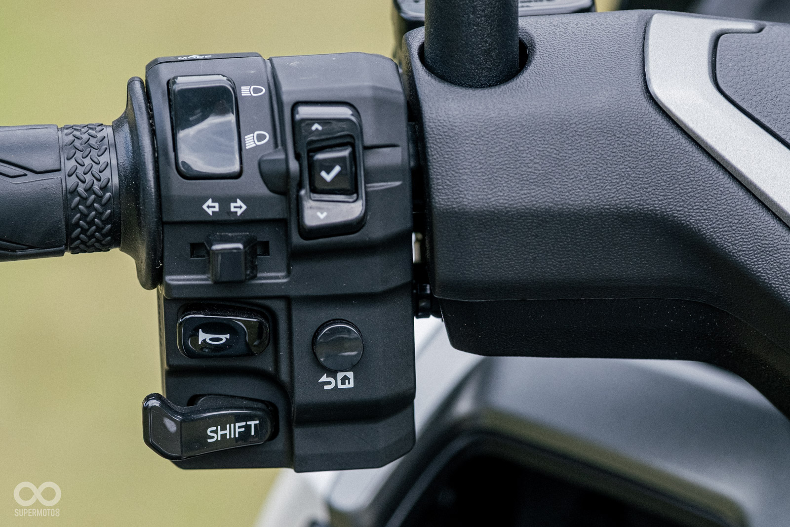 YECVT 具有三段可條,可透過左手SHIFT按鈕切換