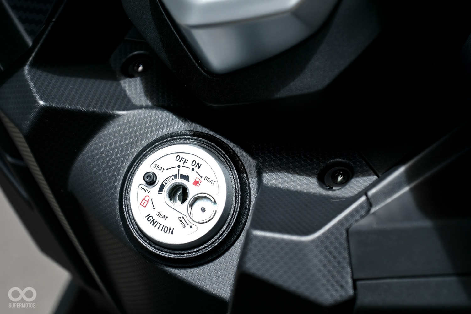 鑰匙孔的位置刻意地向右側偏斜，插入鑰匙時更順暢位置也更就手，算是相當貼心的小巧思