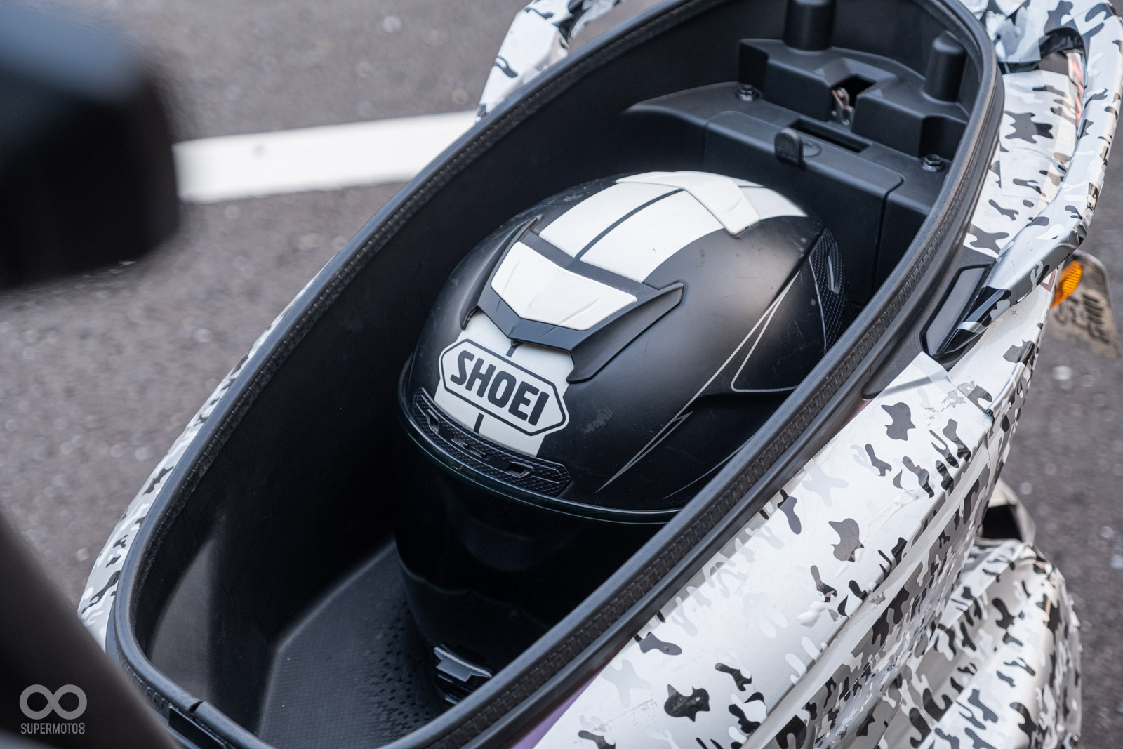 一頂L尺寸安全帽，放入後需小壓可蓋上