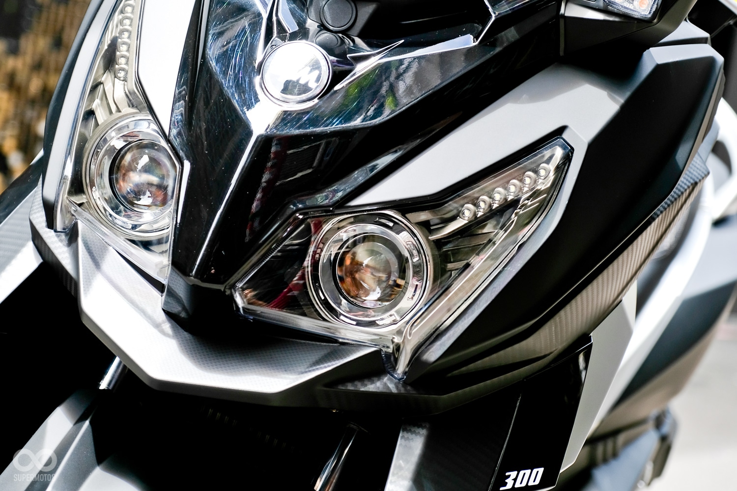 魚眼燈具與LED日行燈的搭配常見於高階轎車，出現在300級的大羊上就顯得很稀奇