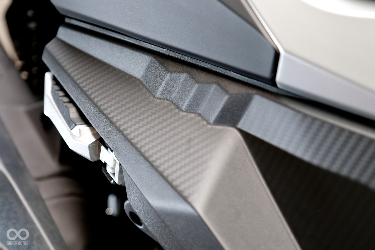 連小地方的處理都相當精細，除了類碳纖維壓花，連造型都與車身的線條相互呼應
