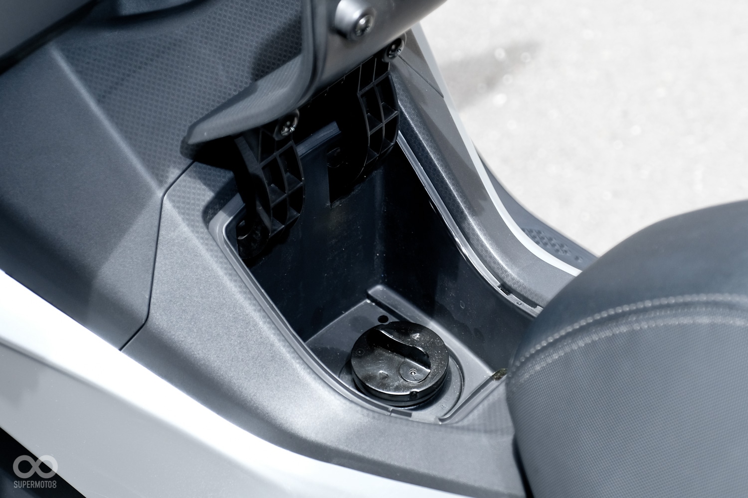 油箱由鎖頭中控開啟，免除了以往需要拔鑰匙的不便，希望以後的車款都能有這樣的設計