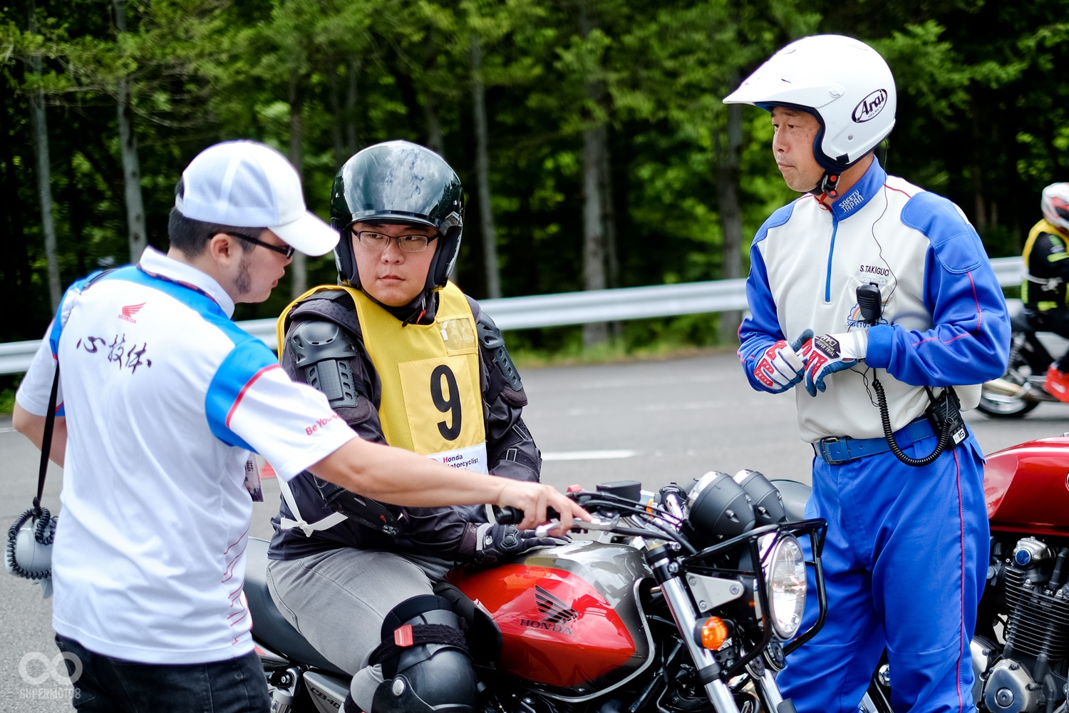 每個訓練科目皆有三名以上的HONDA 安駕教練在場指導,隨行的兩名翻譯會及時口譯,替教練解釋他們對各個學員的觀察與指示,確保每一人都能獲得最專業的知識
