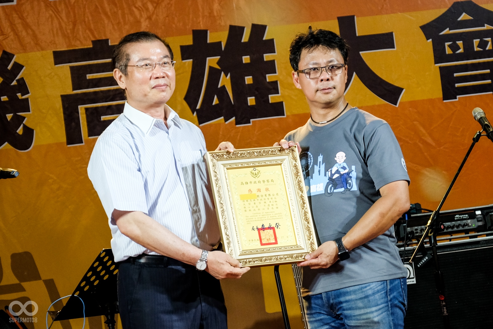 李永癸局長代表接受贈送的警用重機